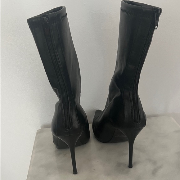 Elegant Black Stiletto Boots - Picture 5 of 6
